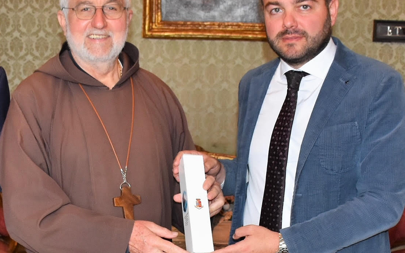 Dirigente del commissariato consegna al vescovo l’olio del Giardino della Memoria
