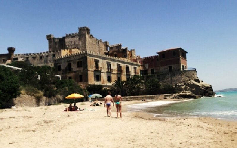 «Lido e cemento a Falconara», no secco di Italia Nostra. «Spiaggia unica, va tutelata»