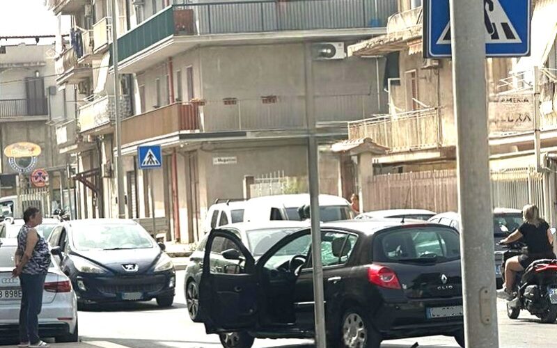 Gela, ancora un incidente in via Recanati. Motociclista sbalzato nell’impatto con una «Clio»