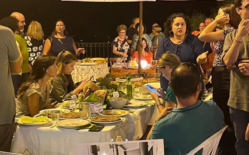 Niscemi, «cena a colori» sotto il cielo del Belvedere. Al tavolo arancione il premio Food