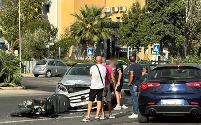 Auto contro motocicletta, giovane in ospedale. L’incidente nel pomeriggio sulla Ss 115, all’altezza della zona sportiva