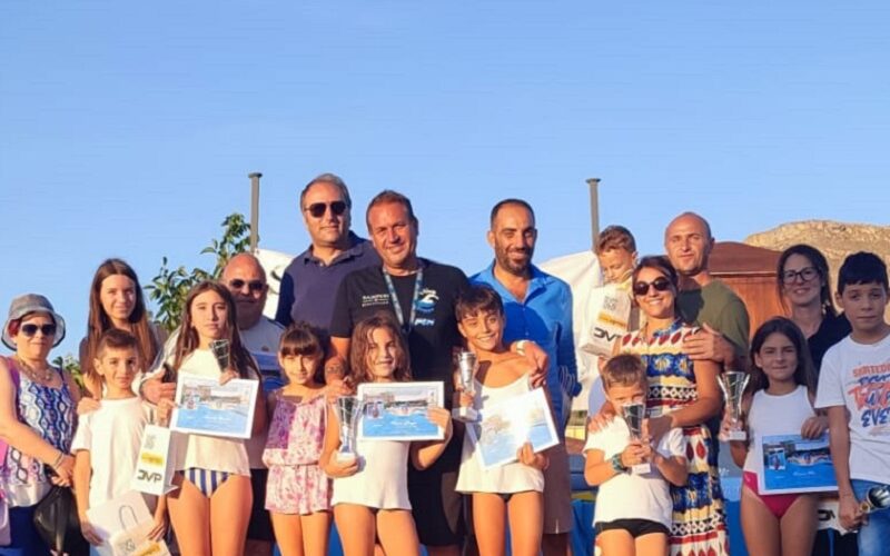 Vallelunga, saggio finale del corso di nuoto. Organizzatori premiano la squadra «Amicizia»