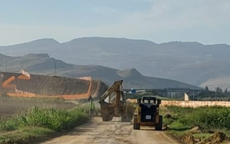 Vallelunga, ruspe in azione per liberare le strade dal fango. Ma i sindaci annunciano proteste