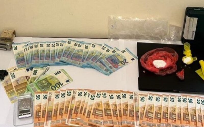 Gela: blitz della Finanza alle case popolari, arrestato giovane di 23 anni. Aveva cocaina, pistola e 3.000 euro