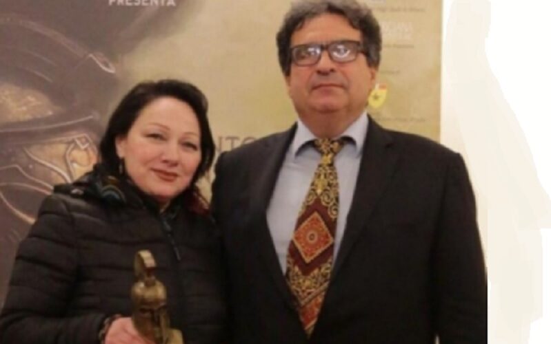 «Trofeo Leonida» alla pittrice Cettina Callari. Premiata l’opera dal titolo «Donne al telaio», la cerimonia in teatro a Lecce