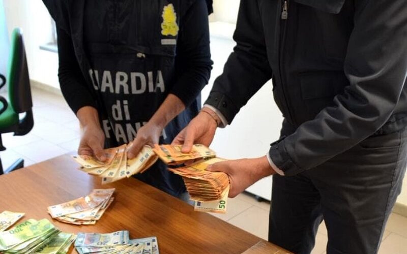 Giovane con la cocaina, bloccato dalla Finanza. Spaccio di hashish, minore agli arresti