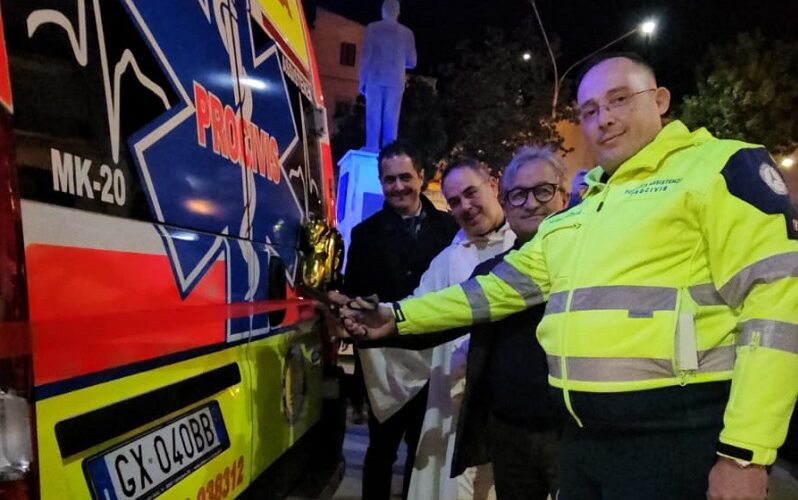 Gela: primo suono di sirene per la nuova ambulanza, ieri sera il battesimo in piazza Municipio